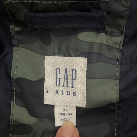 Gap Kids Navy & Green Camo Puffer Vest - Picture 6 of 10
